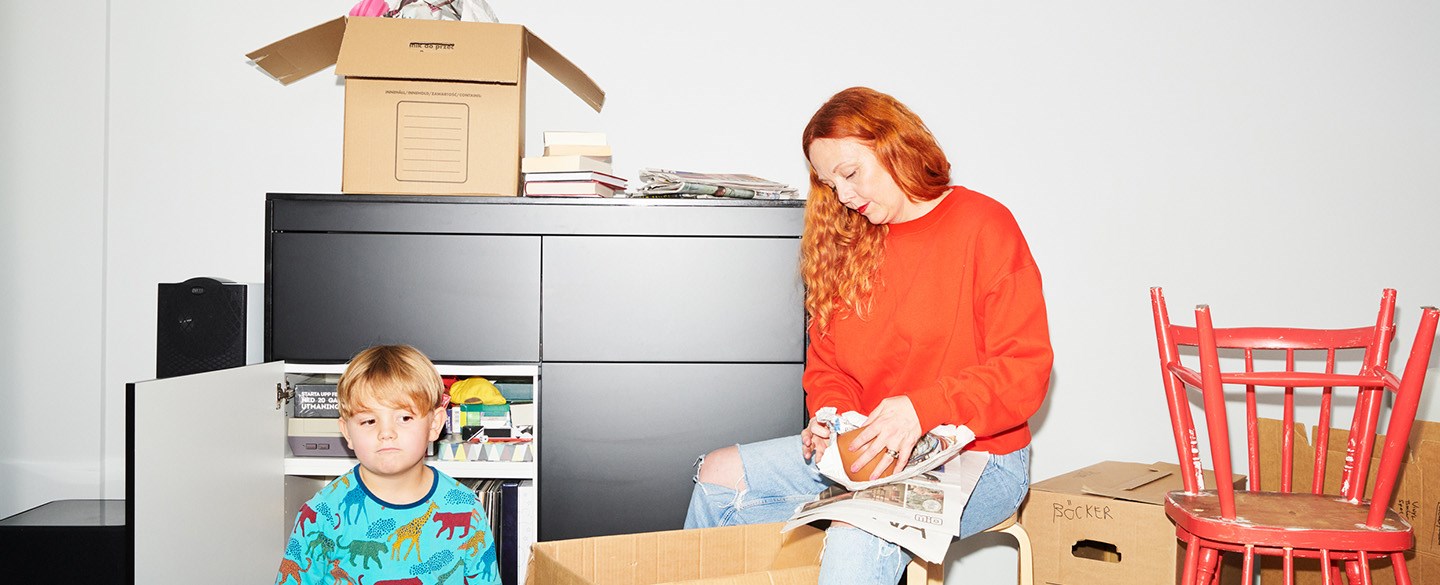 mamma och barn packar flyttlådor