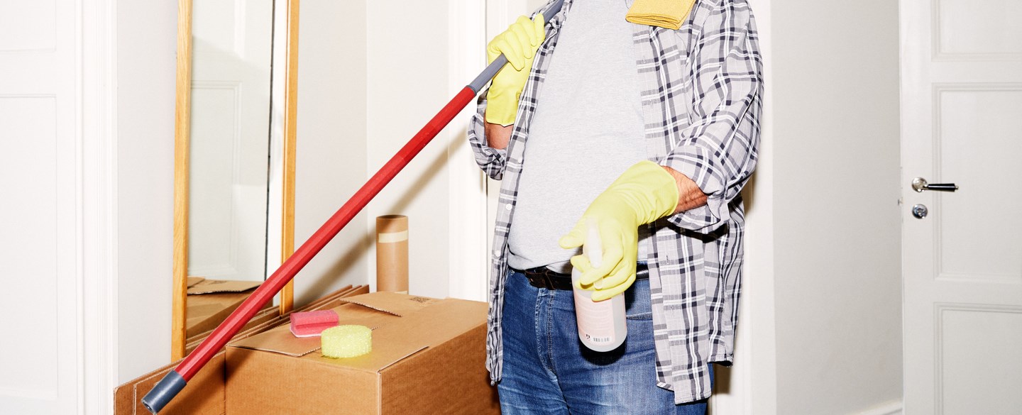 En man flyttstädar en hyresrätt