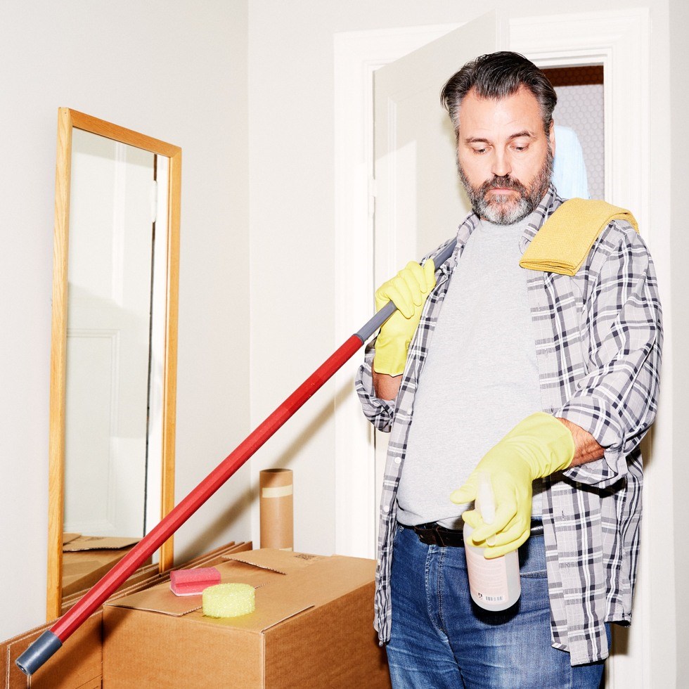 En man flyttstädar en hyresrätt