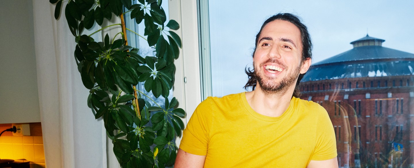 glad kille står vid fönster