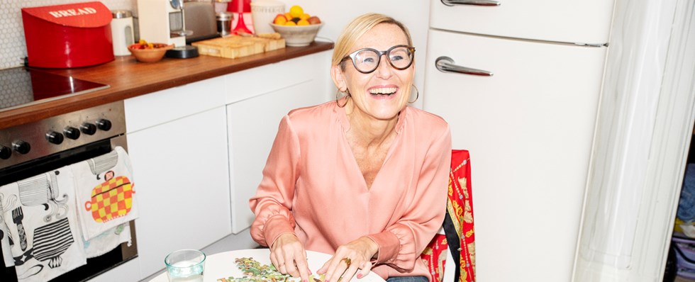 Glad kvinna lägger pussel