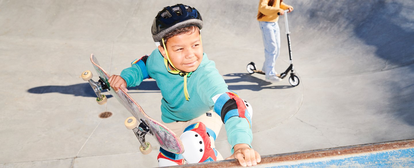 En pojke åker skateboard i en skejtpark