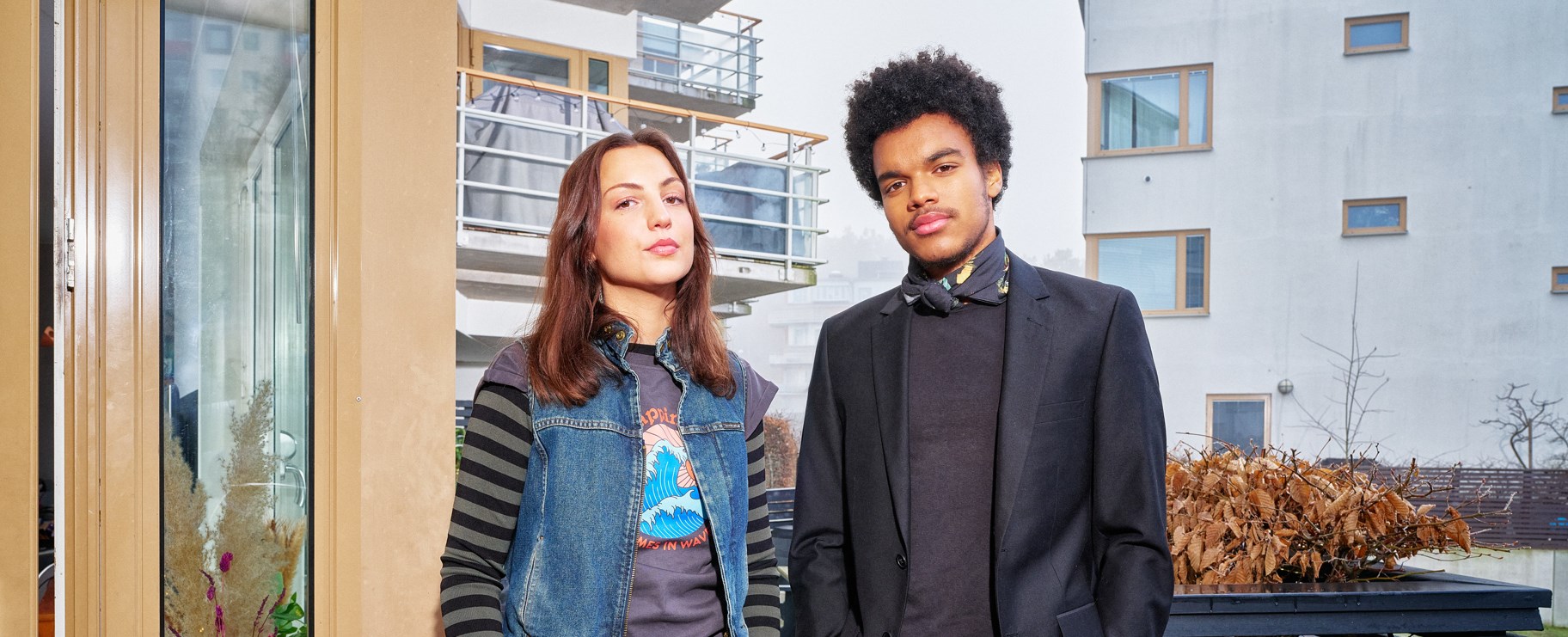 Tjej och kille uteplats balkonger husväggar bakom