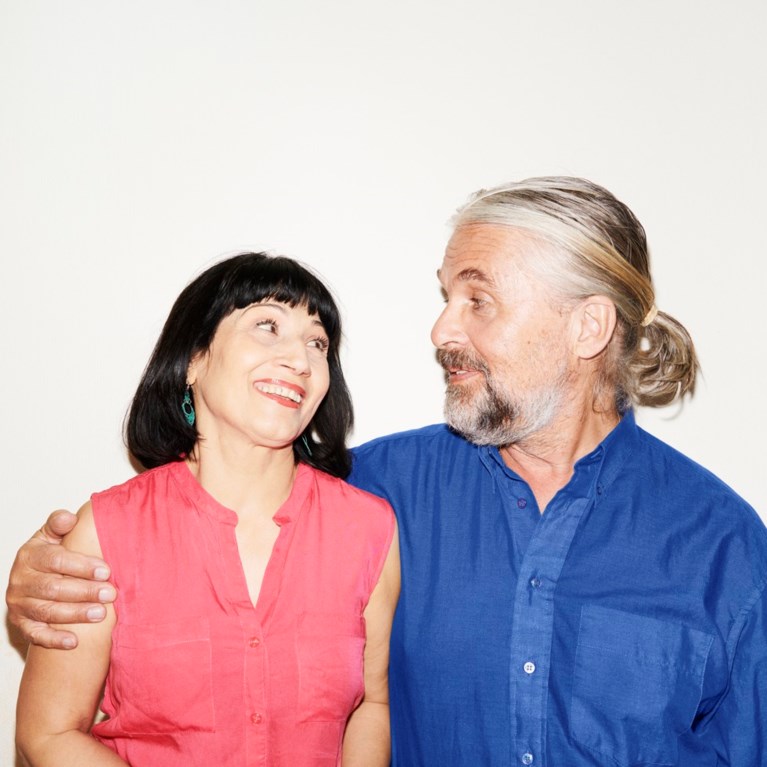 En man och en kvinna håller om varandra och ler