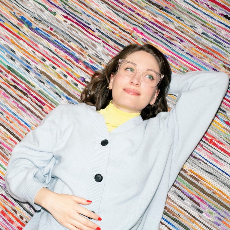 kvinna ligger på matta