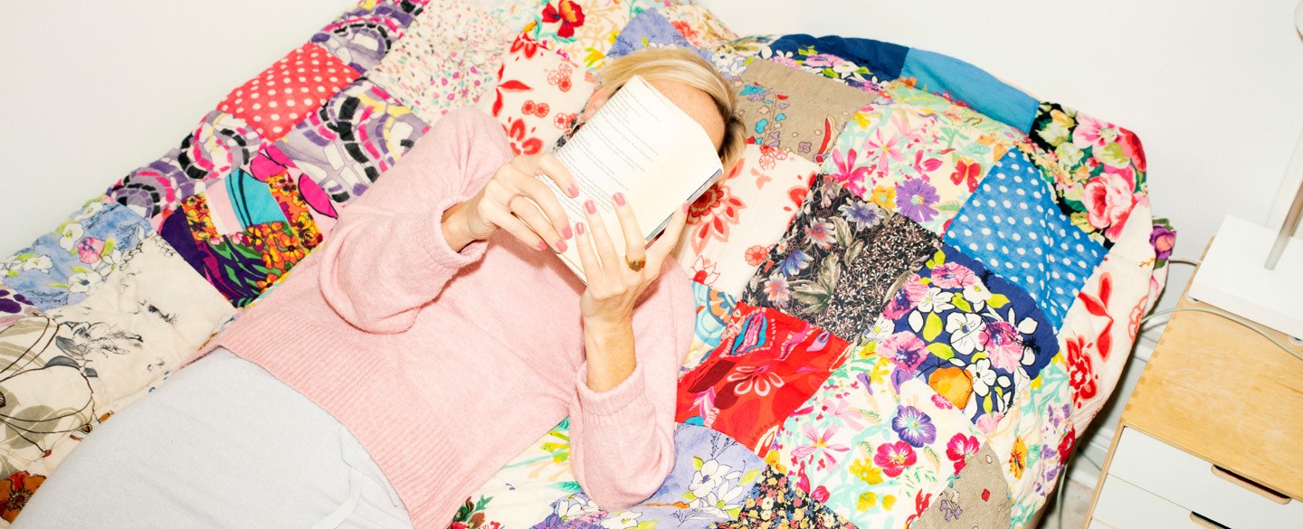 En kvinna läser en bok