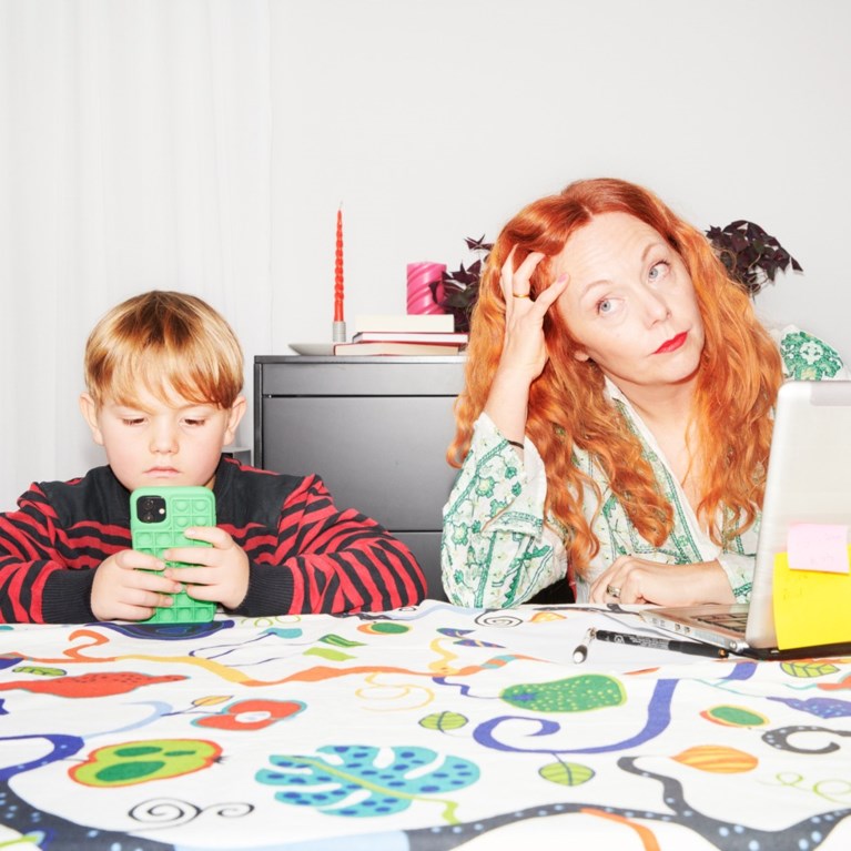 mamma och son vid köksbord