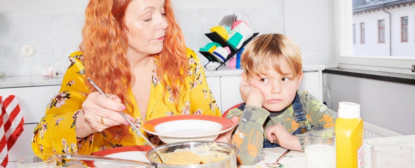 Ett barn och en vuxen äter soppa.