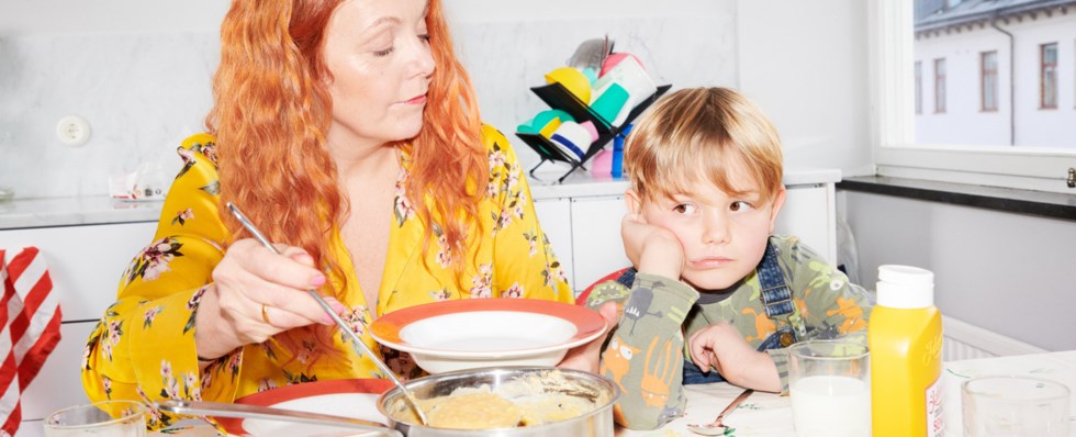 Ett barn och en vuxen äter soppa.