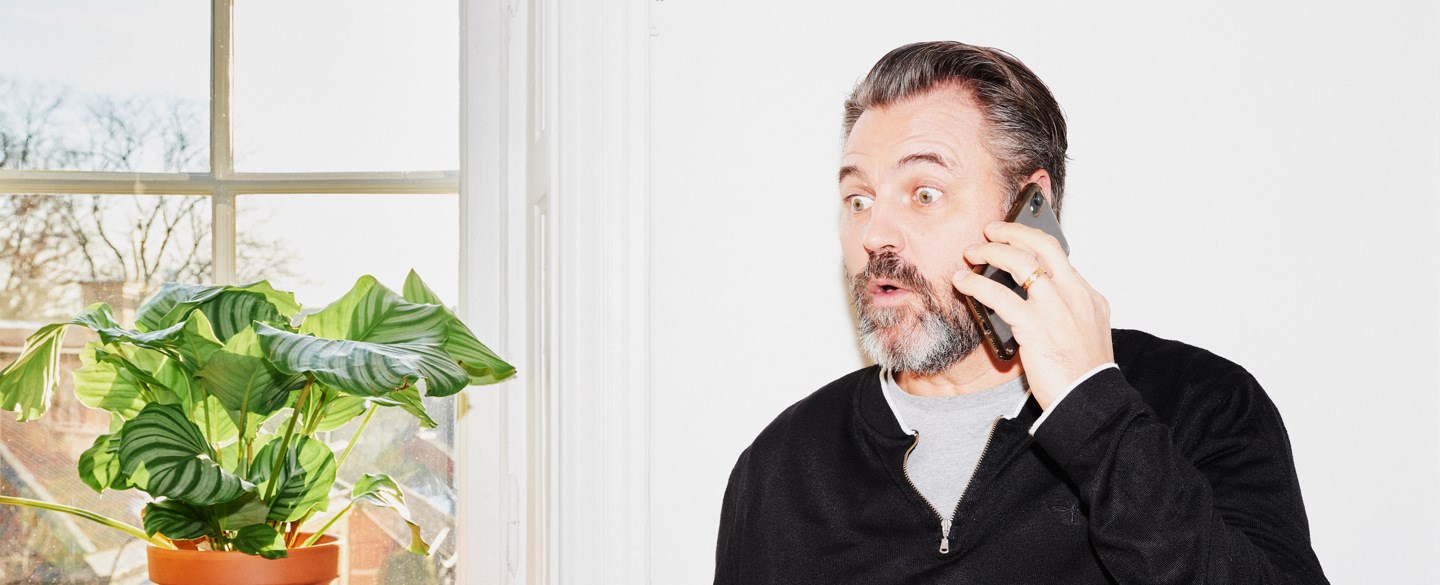 man pratar i telefon