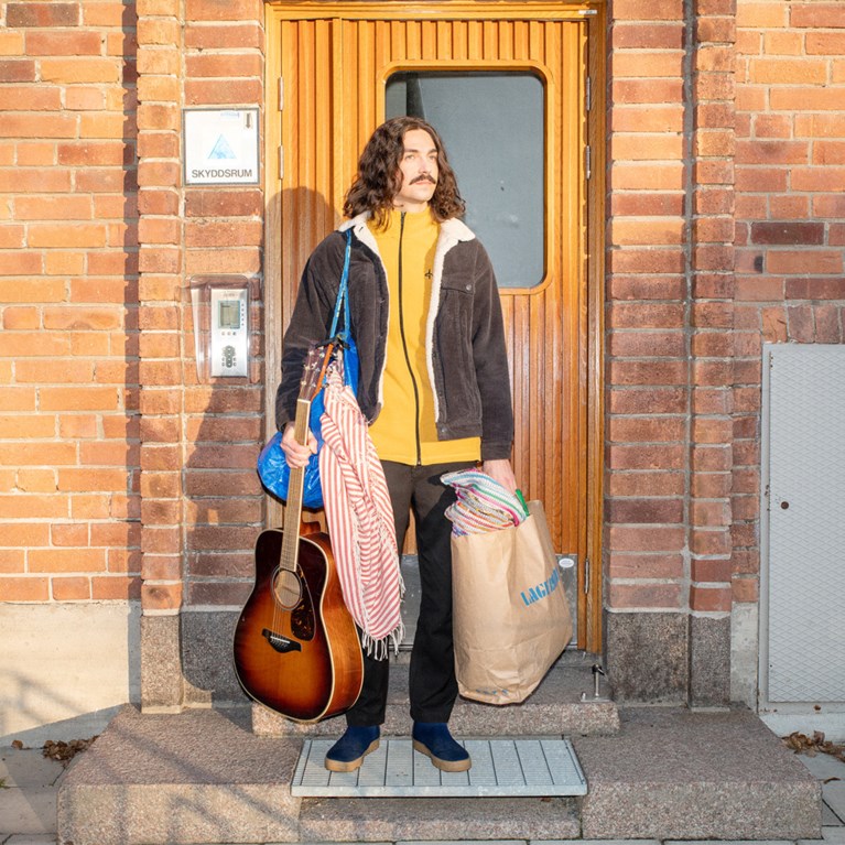 man_entre_gitarr_flytta