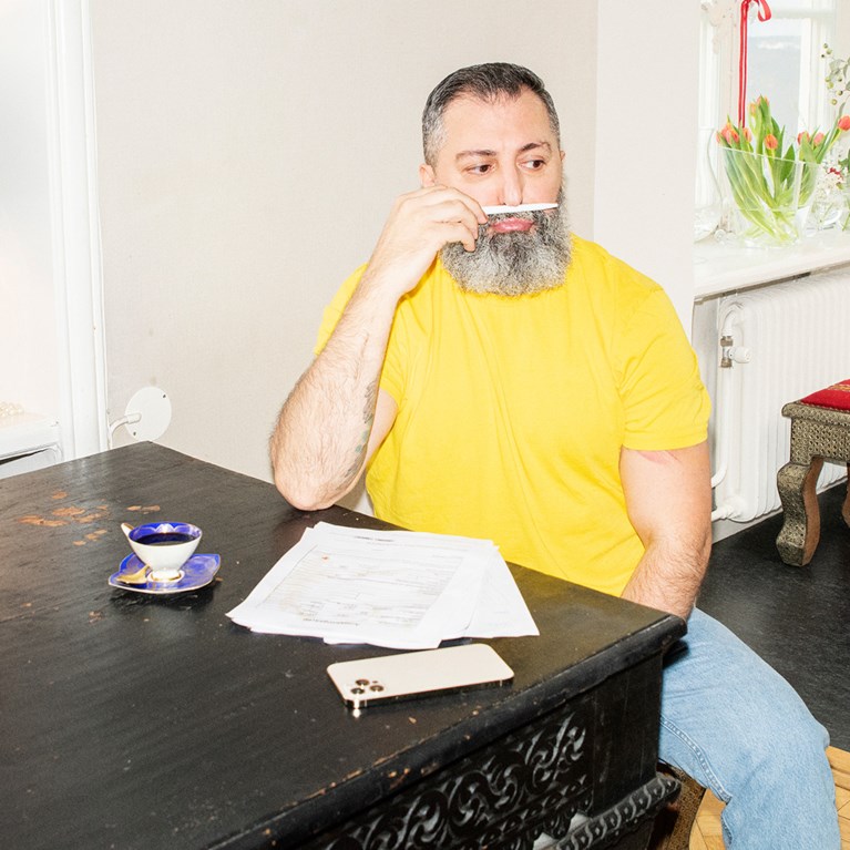 Man_funderar_penna_bord