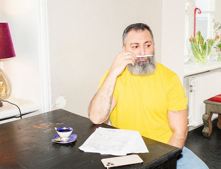 Man_funderar_penna_bord