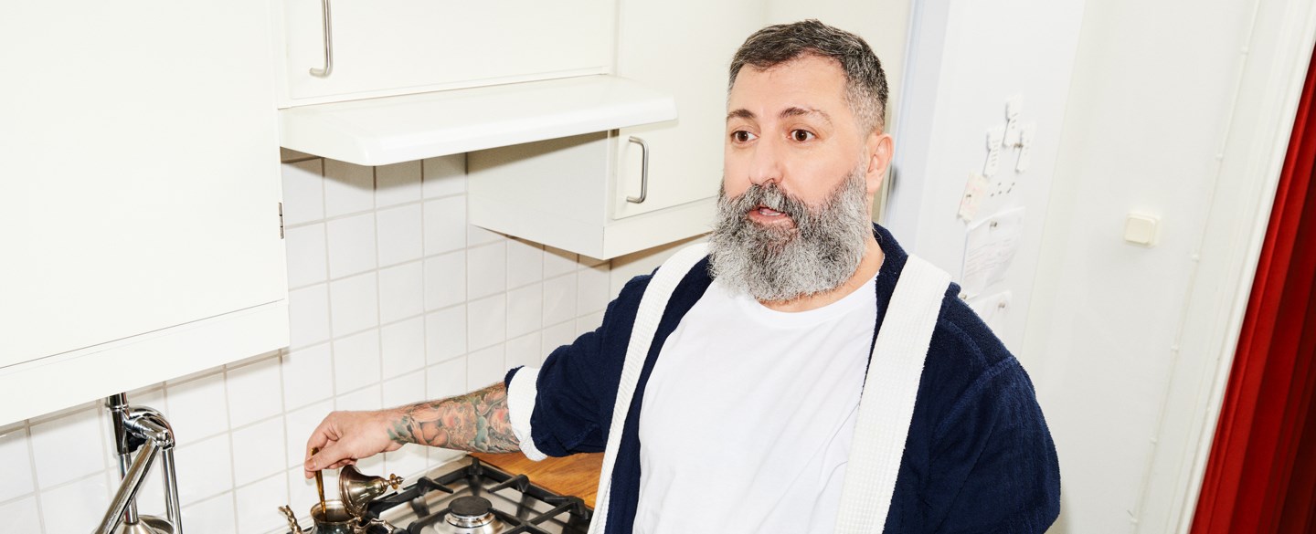 man kokar kaffe i morgonrock