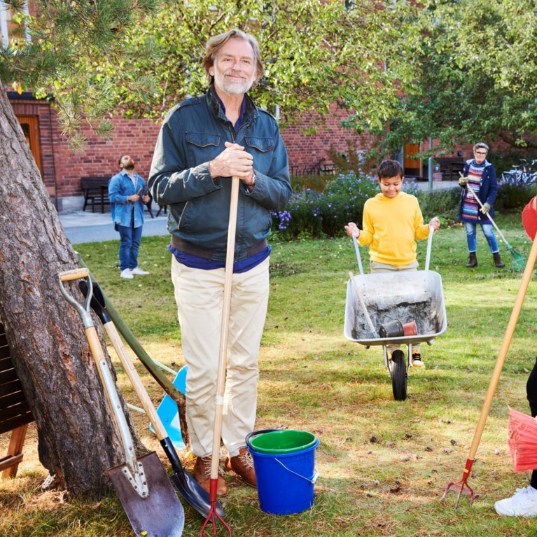 äldre man gör trädgårdsarbete