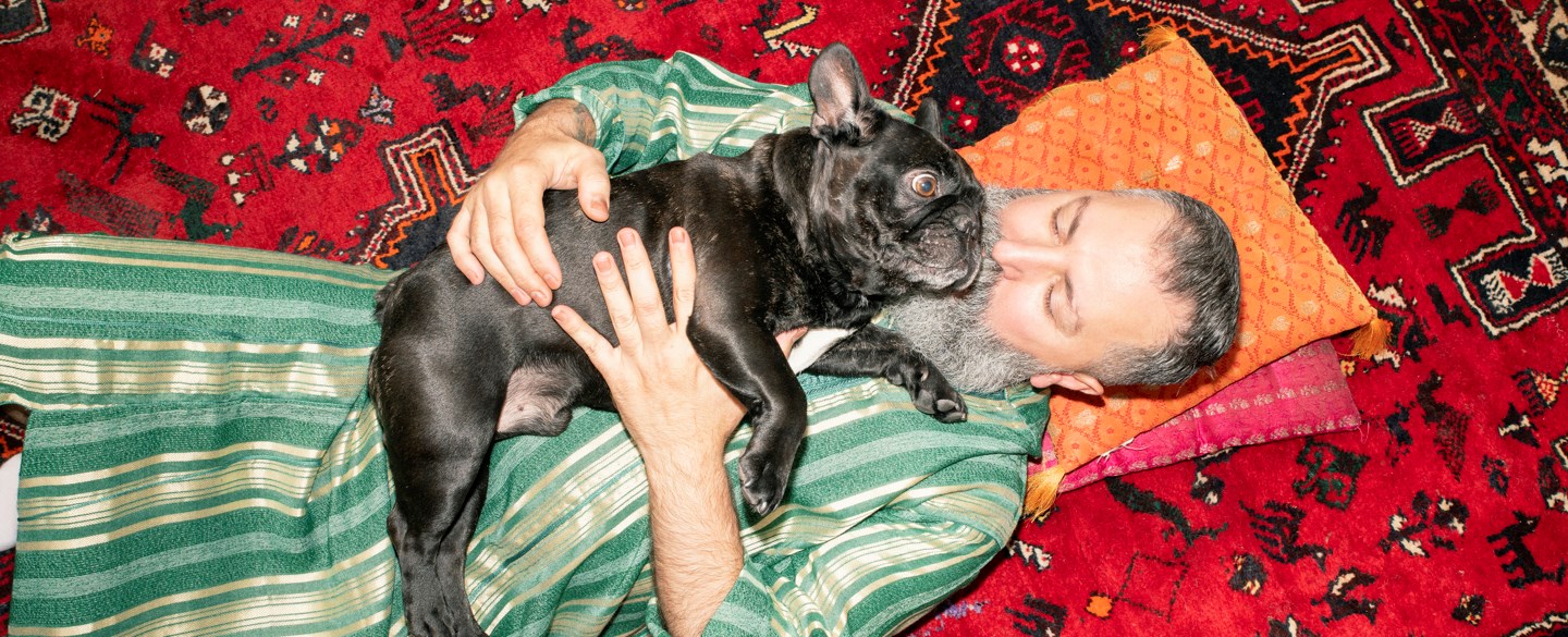 En man med hund på matta