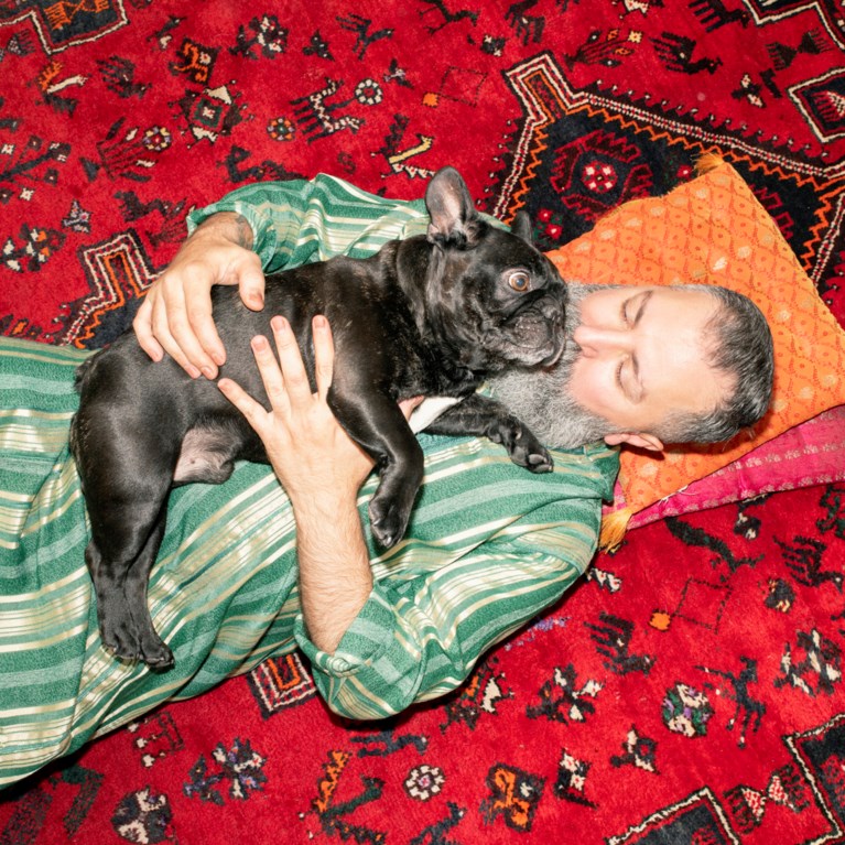 man med hund på matta