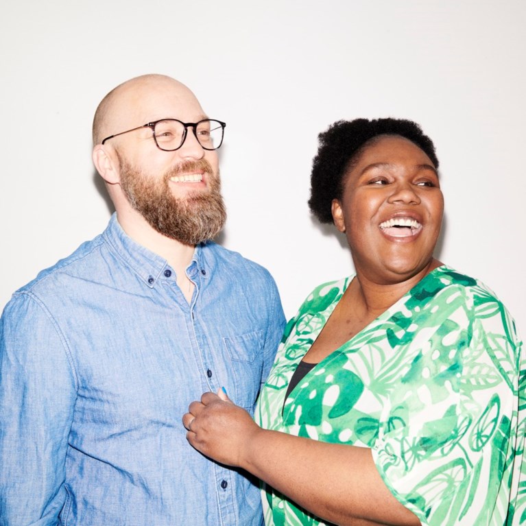 En man och kvinna håller om varandra och skrattar