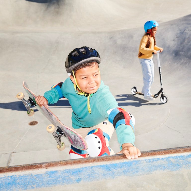 En pojke åker skateboard i en skejtpark