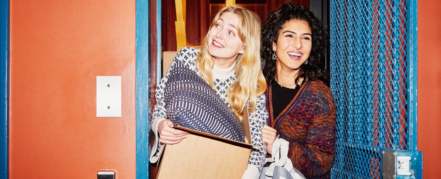 Två tjejer står i en hiss