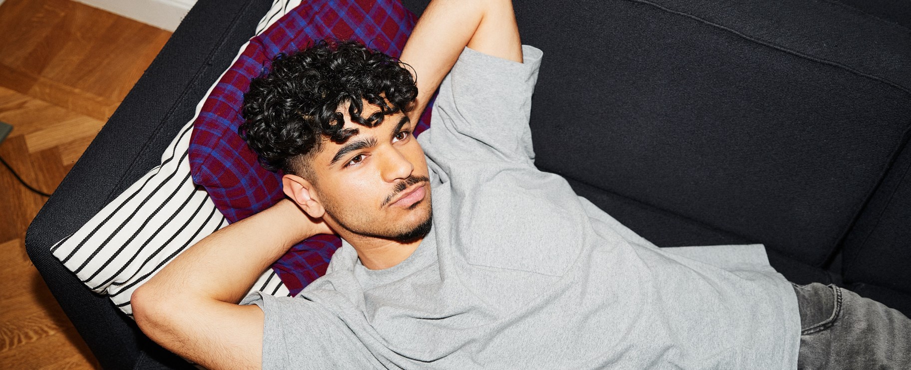 ung man funderar ligger på en soffa