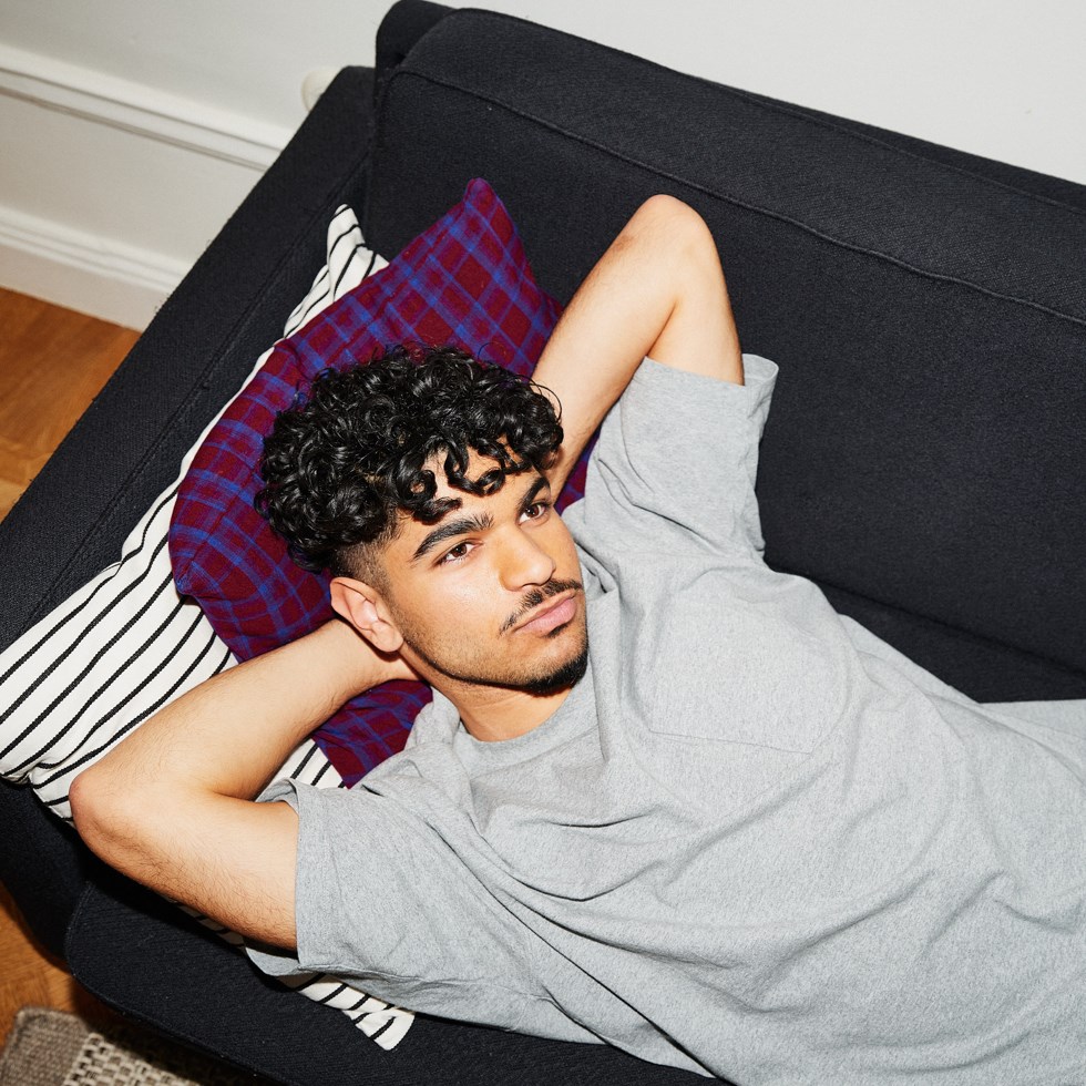 ung man funderar ligger på en soffa
