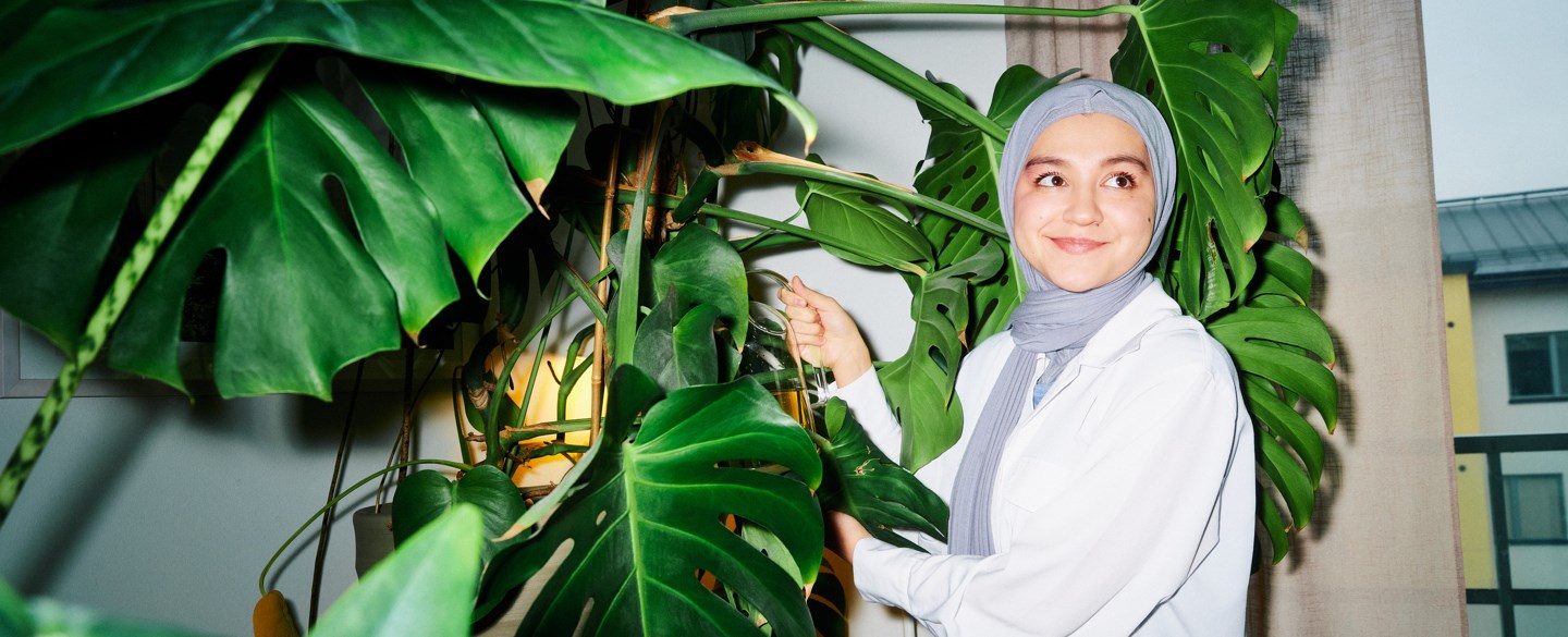 ung tjej vattnar blommor