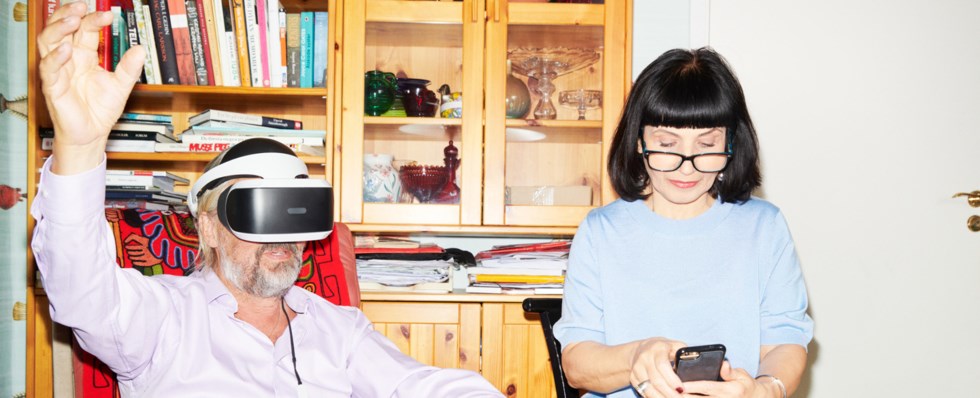 Ett par testar VR-glasögon