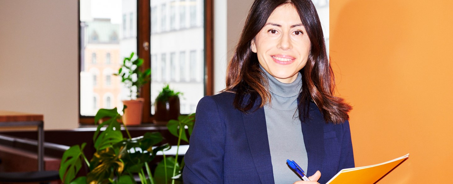 glad kvinna med mapp och penna