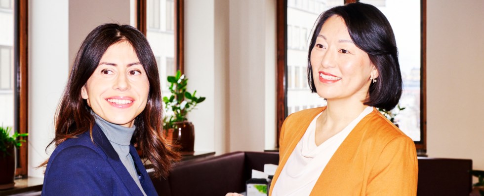 två kvinnor på kontor