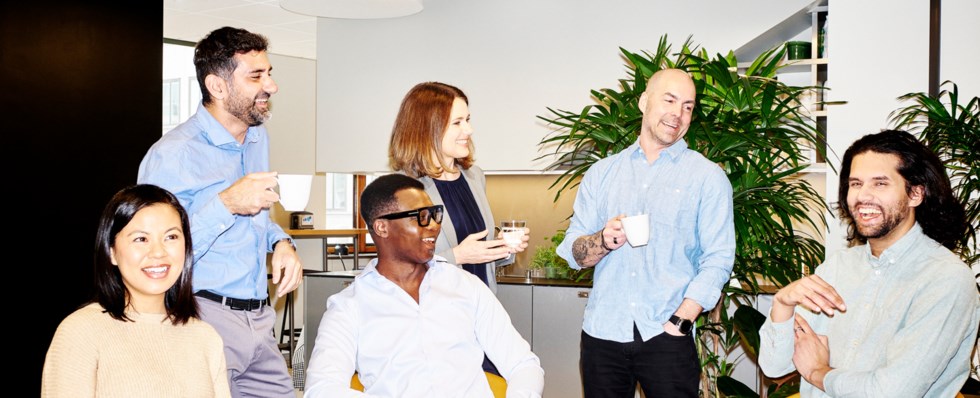 kollegor fikar och skrattar på kontor