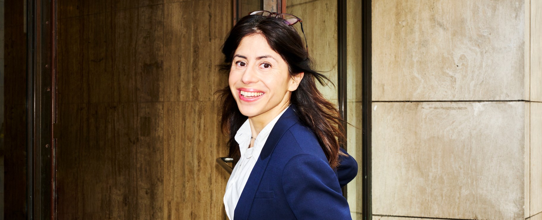 kvinna på väg till jobbet