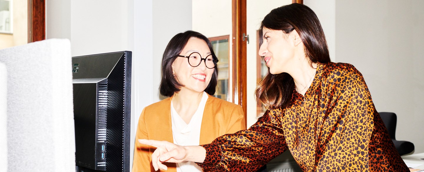 kvinnor_dator_skrattar