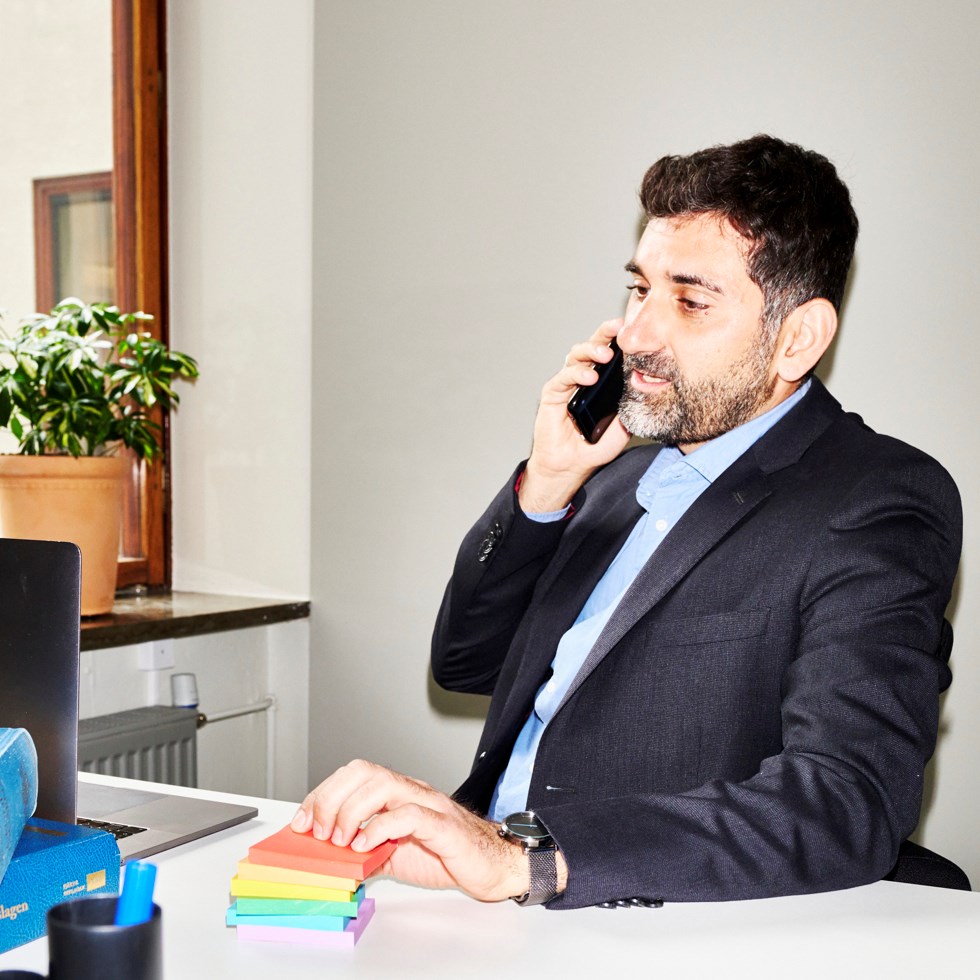 medarbetare pratar i telefon på kontor