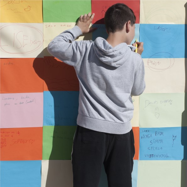 pojke ritar på vägg Hammarkullen