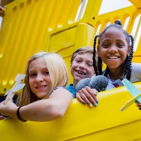 barn i gul rutchkana