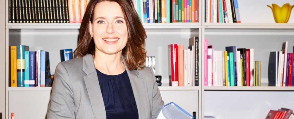 Kvinnlig jurist vid bokhylla