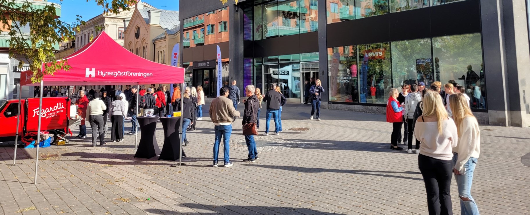 Kampanj på torg med Hyresgästföreningen