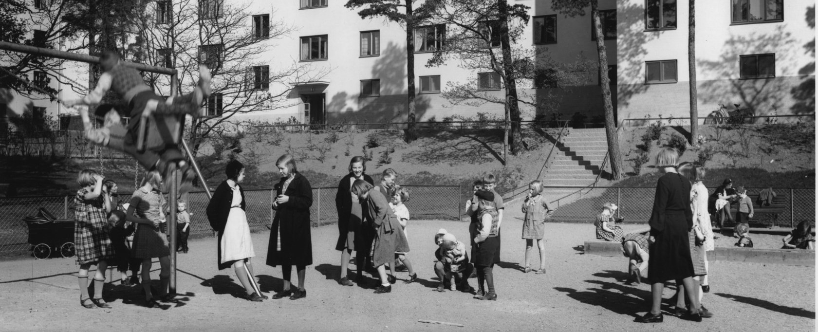 barn som leker framför ett Barnrikehus