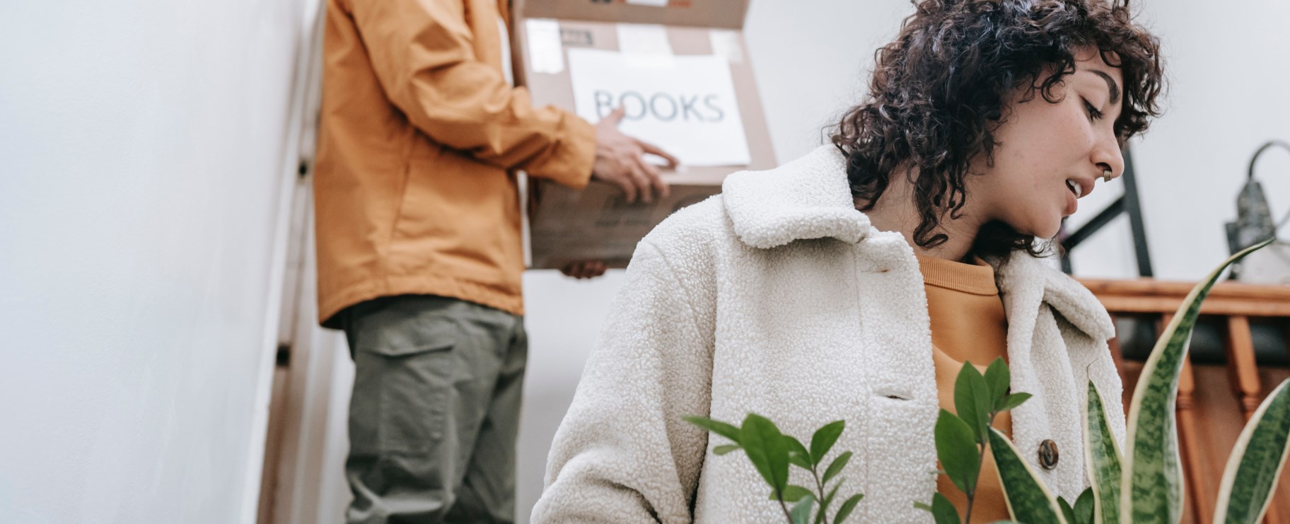 Par flyttar blomma och låda