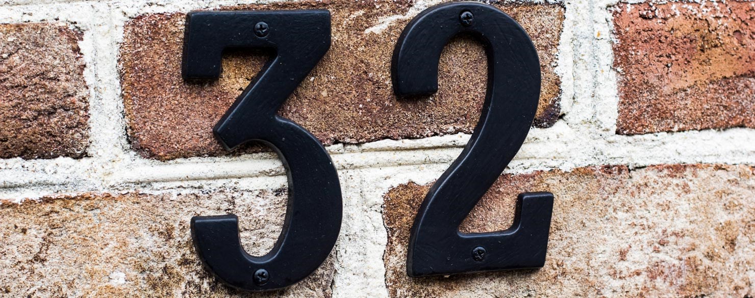 Nummer 32 på en tegelvägg