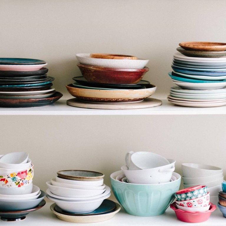 Skålar och muggar på en hylla